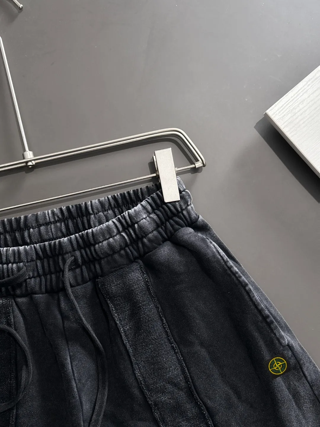 🅿️330 shipped next day, high-end goods, Stone Island 2025 spring and summer new elastic band casual heavy-duty washed loose shorts, made by imported machines from Italy, 1:1COPY with eyes closed. The hem of the trousers is hemmed with two needles, the stitching is fine and firm, and the custom-made fabrics are highly breathable and comfortable, with impeccable details. The brand element design concept reflects high quality. It feels delicate and soft! It presents a casual cut and the upper body shape is great! Size: S-XXL